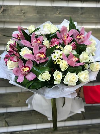 Букет цветов из: Розы и Хризантемы в Горы