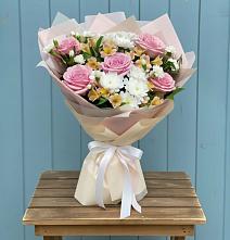Букет цветов из:  Гвоздики, Орхидеи и Розы в Горы