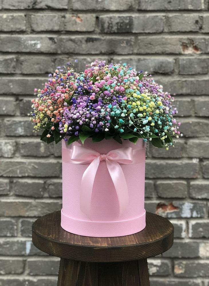 Цветочная композиция из Гипсофила и Розы в шляпной коробке в Горы