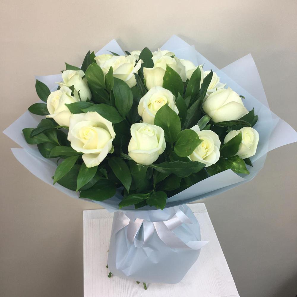 Букет 15 Белых роз Проуд в Горы