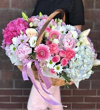 Композиция солнечный день в Горы Цветочная композиция из Розы, Хризантемы, Пионы и Лизиантусы в корзине в Горы