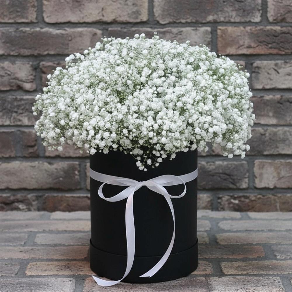 Цветочная композиция из Гипсофила в шляпной коробке в Горы