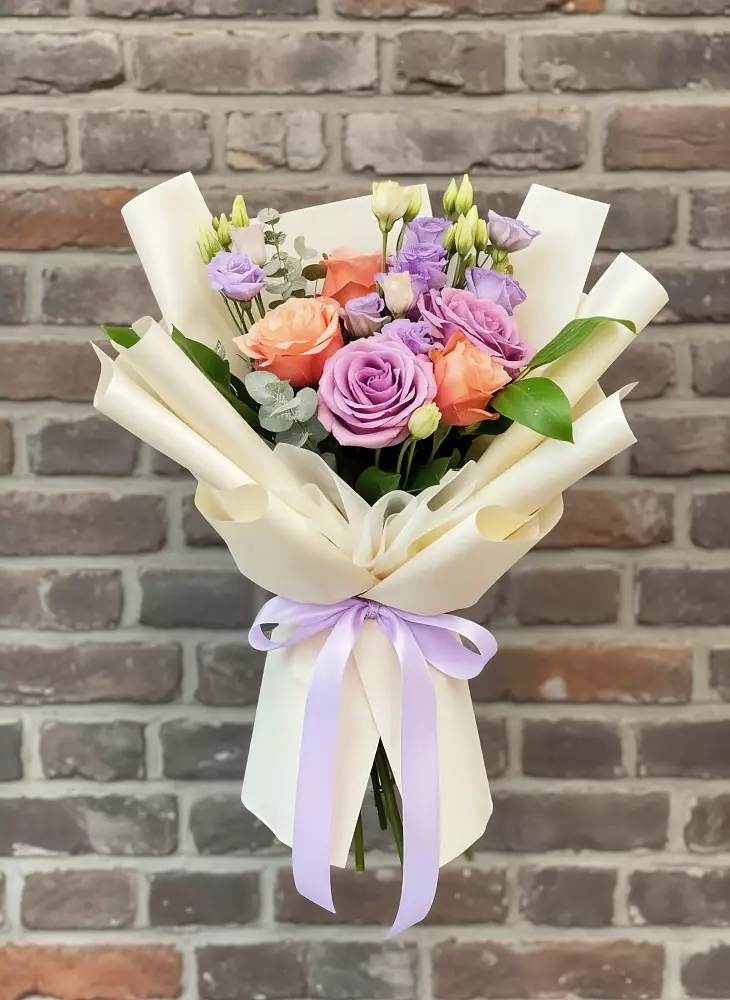 Букет цветов из: Лизиантусы и Розы в Горы