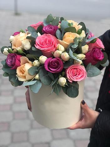 Цветочная композиция из Розы в шляпной коробке в Горы