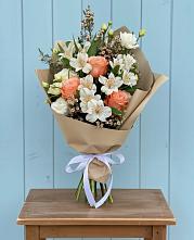 Букет цветов из:  Альстромерии, Лизиантусы, Розы и Хризантемы в Горы