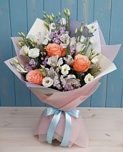 Букет цветов из:  Лизиантусы, Розы, Альстромерии и Гипсофила в Горы