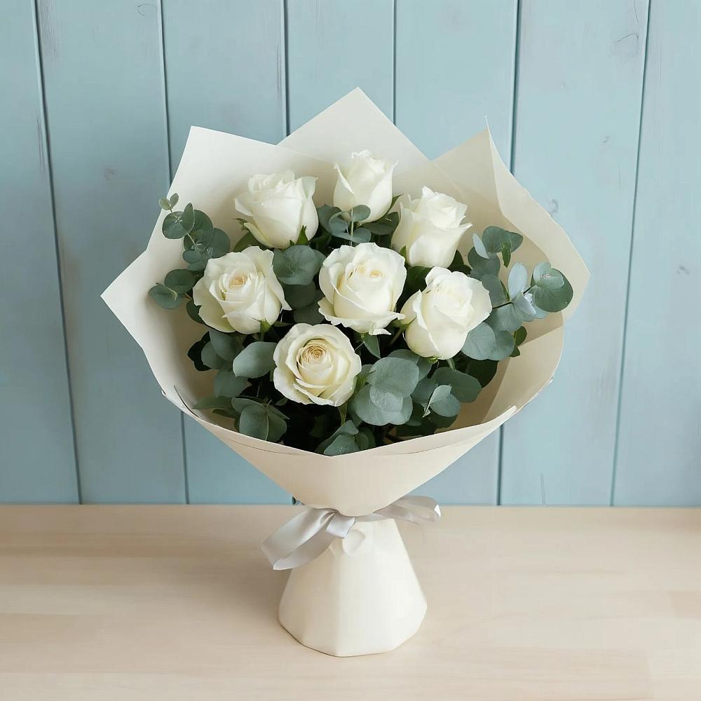 Букет Белые розы в Эвкалипте в Горы