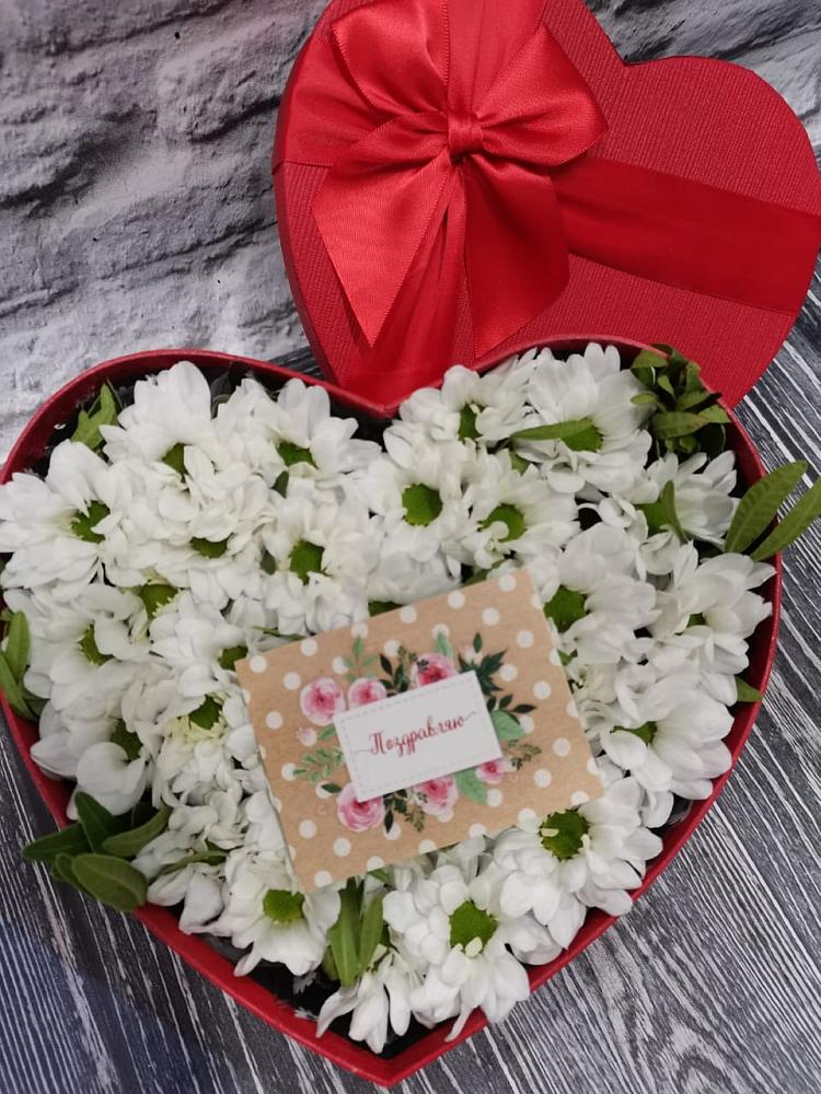 Цветочная композиция из Хризантемы в виде сердца в Горы