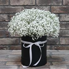 Цветочная композиция из Гипсофила в шляпной коробке в Горы