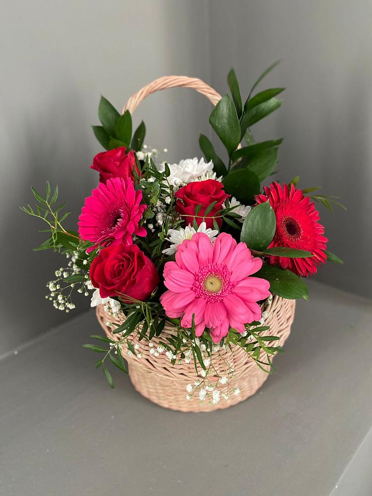 Цветочная композиция из Розы, Хризантемы и Герберы в корзине в Горы