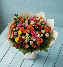 Букет Микс из разноцветных кустовых роз в Горы