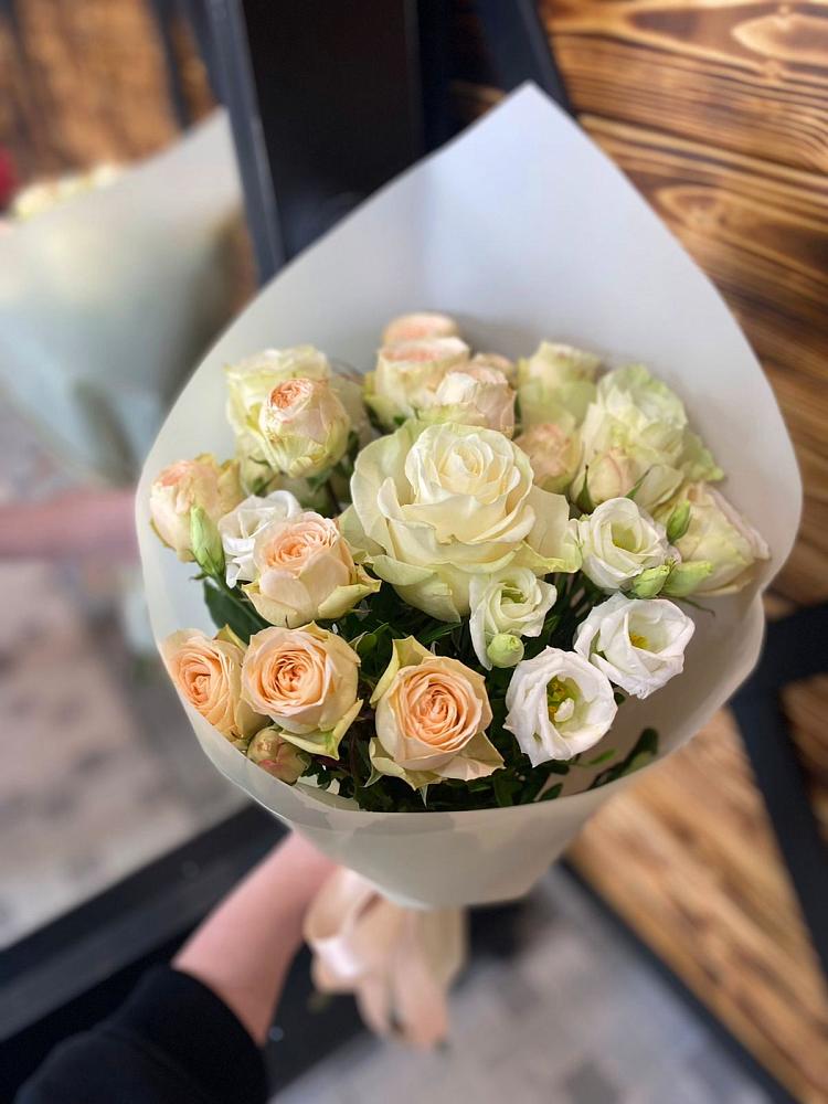 Букет цветов из: Розы и Лизиантусы в Горы